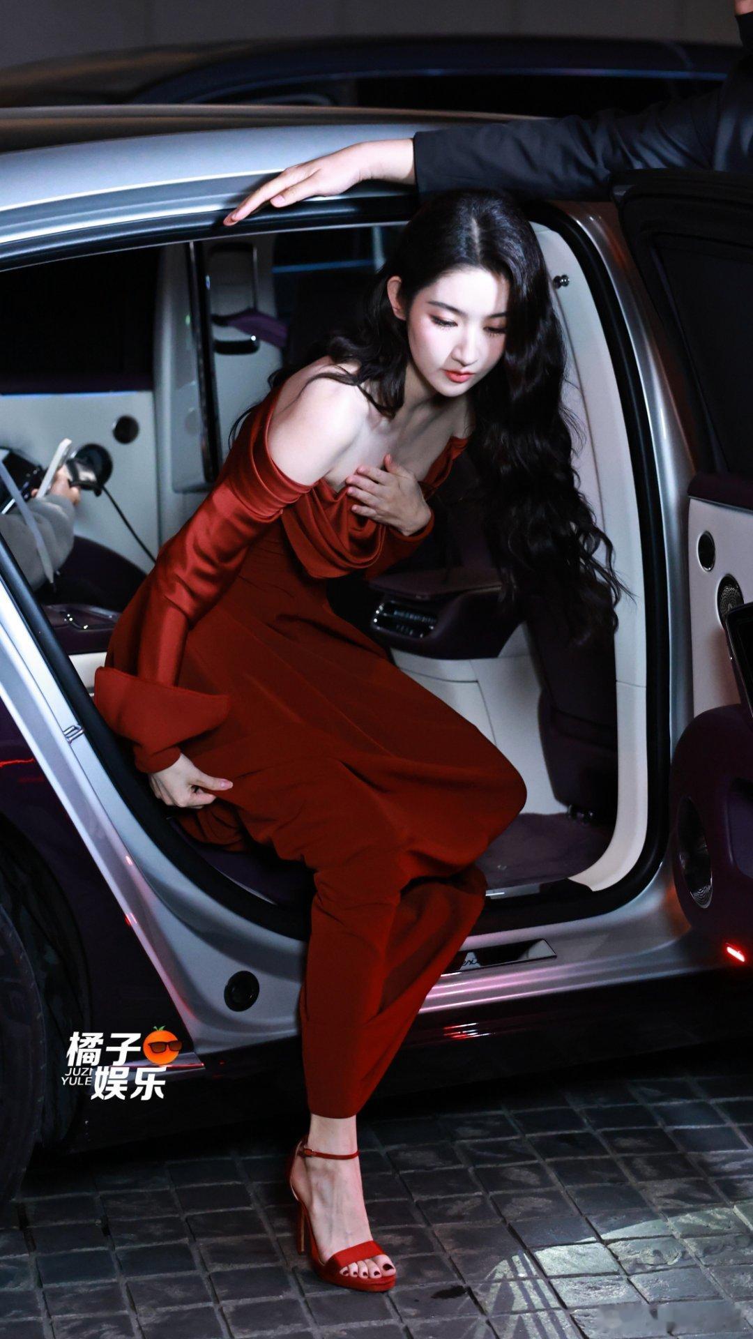 王玉雯这次下车神图有了芭莎活动红毯造型 王玉雯芭莎红毯小红裙配大波浪超惊艳！吸取
