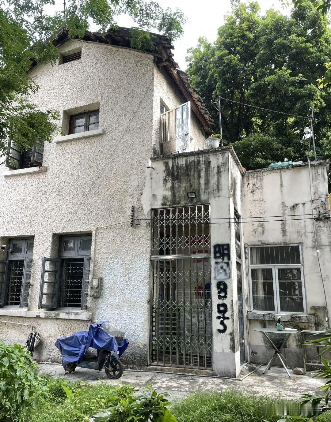 危楼还在，委托书成了“入住证”，产权人进不了门。
广州东山口培正路8号那栋小楼，