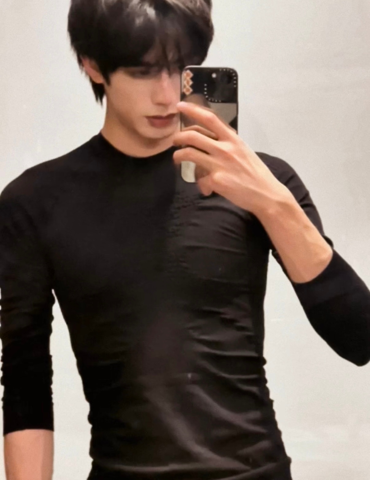 宋威龙这张黑t对镜拍我给到夯宋威龙黑t对镜拍