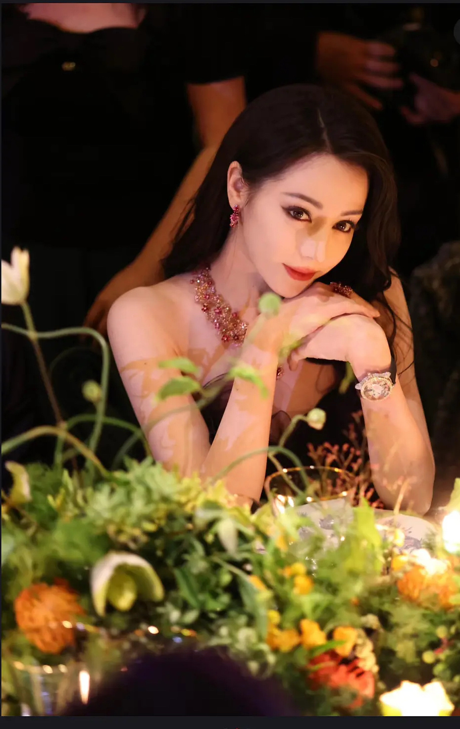 我终于有一次看到88脖子上的珠宝了，气场看起来好强大。 ​​​