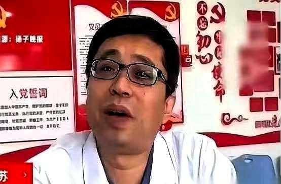 江苏苏州一家医院里，女儿正陪着妈看病。

当时医生为老人检查完毕，并无严重问题，