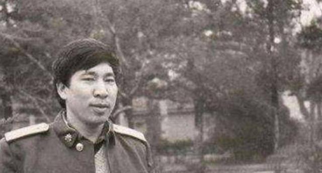 1981年冬，两立三等功的阎连科没能提干，拿着117元退伍费和50斤粮票给家人买