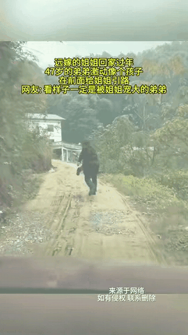 看哭了！一远嫁姐姐回老家过年，47岁弟弟到村口迎接，看见姐姐的车后，开心得像个孩