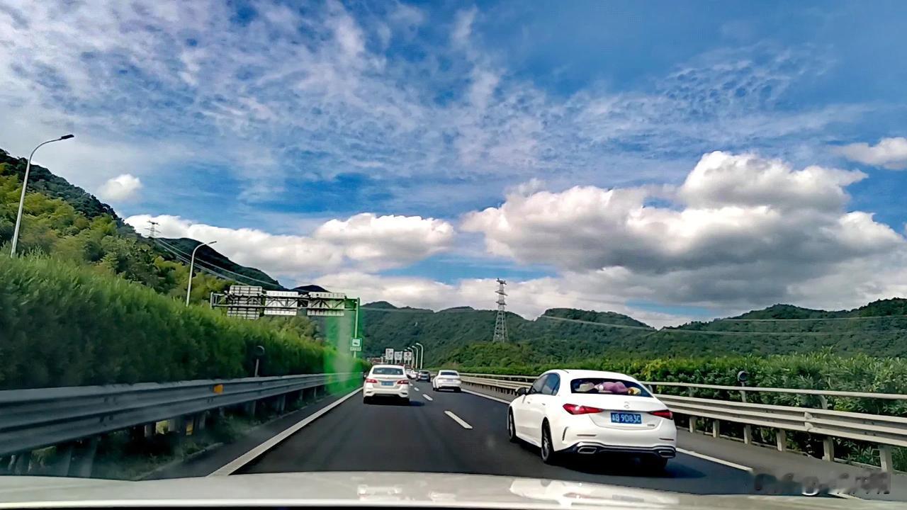 最美风景在路上
#美景高速路#