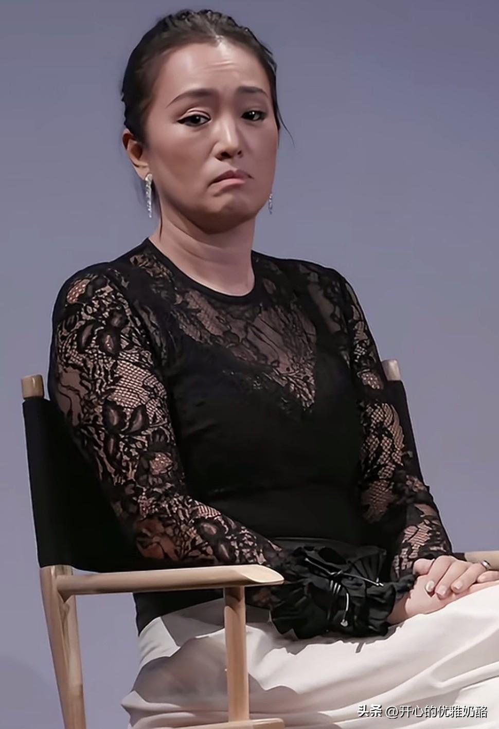 巩俐出席活动，才60岁就又黑又老。
巩皇也是迟暮的时候，皱纹很明显，但原装脸更真