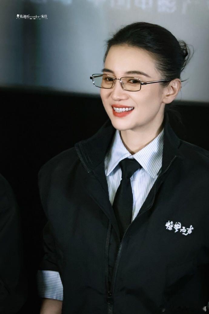 不知道宋佳的骨相很曼妙宋佳这骨相也太优越了吧！金丝眼镜配上下颌线，精英感直接拉满