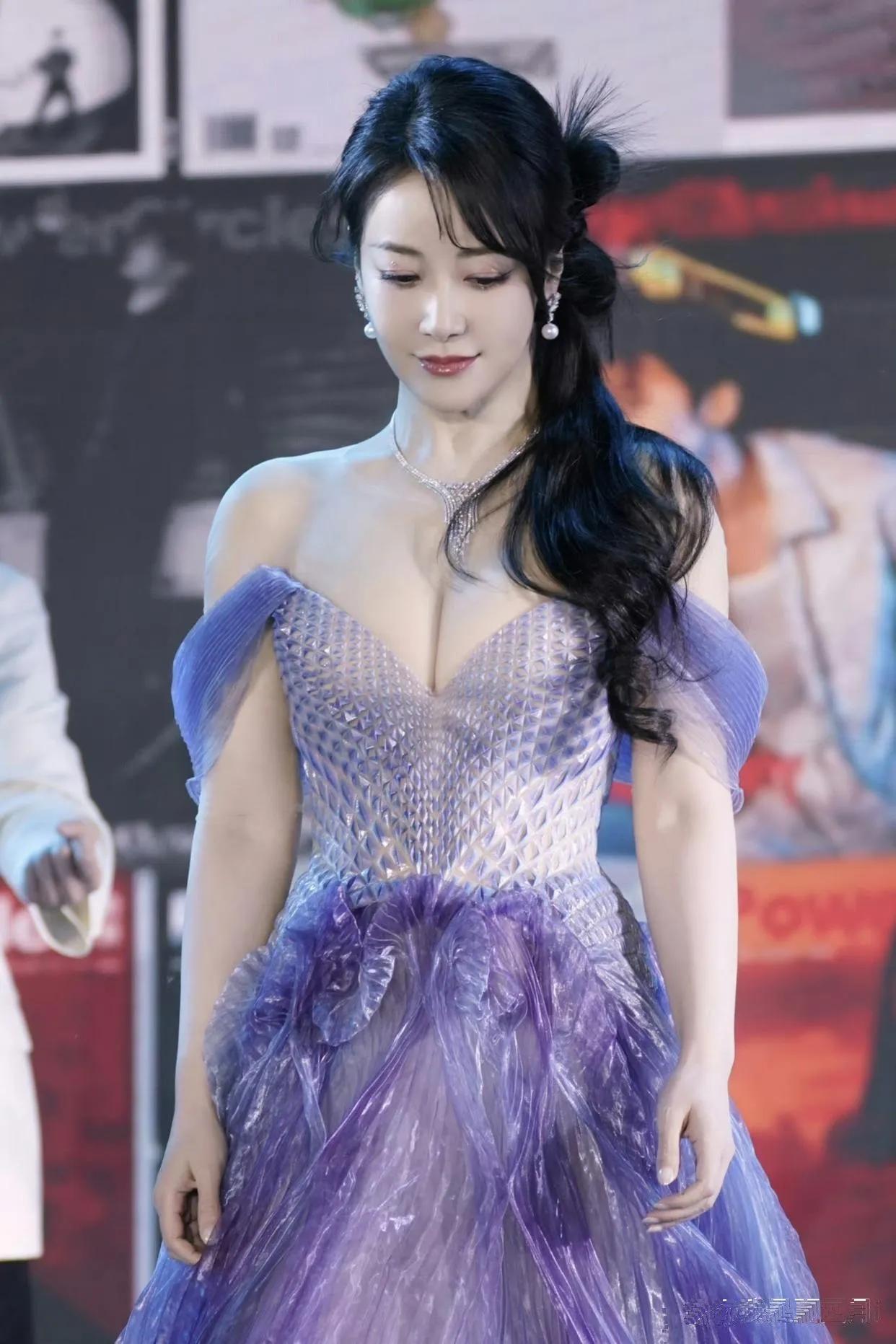 陈紫函穿紫色礼裙美极了，看不出她49岁了！大家最喜欢她的哪部剧。