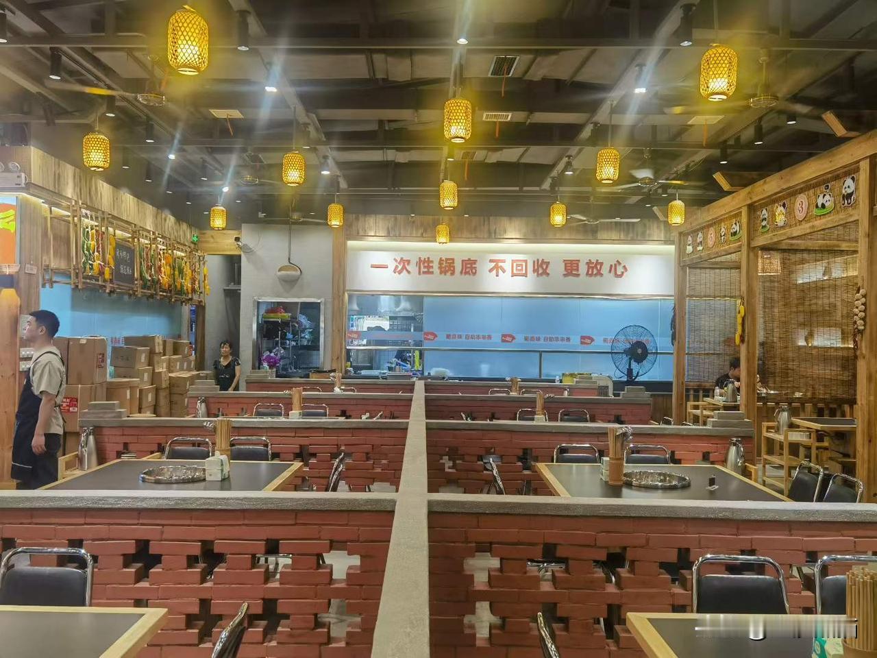 蜀鼎味自助串串香(双楠店)，太接地气了。
图文原创：成都椒哥
秋日生活打卡季