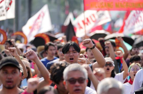 菲律宾被美国害惨了！马科斯没想到跟随美国后果这么严重！12月1日，中国驻菲使领馆