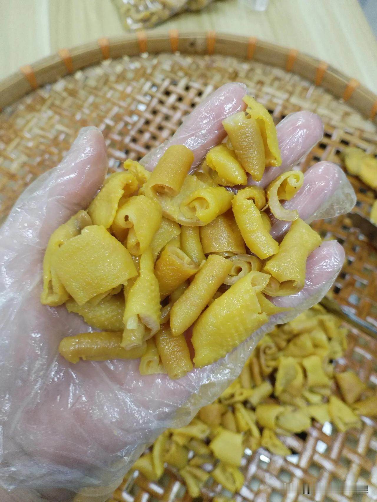 我敢说没有几个人吃过这个？你看出来它是什么了嘛？我一开始看到的时候，都被惊住了，