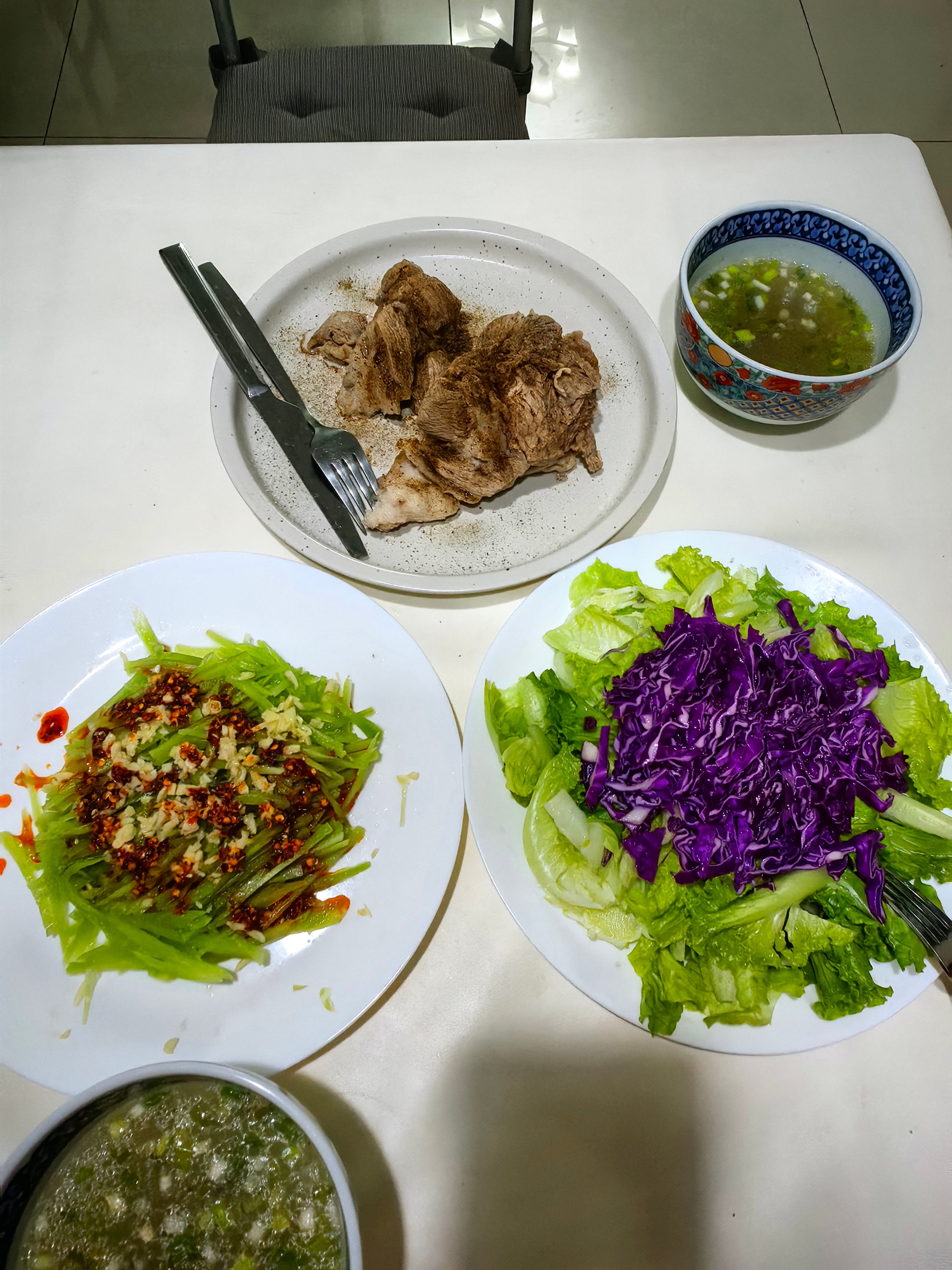 宁夏手抓滩羊肉，配四川凉拌菜和西式沙拉，口感奇妙，堪称绝配。滩羊肉是喵奶奶通过微