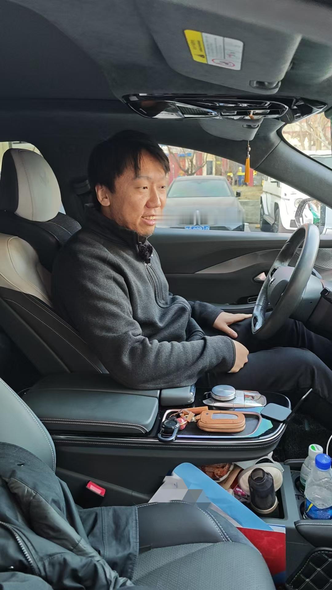 说好了给你们拍「春节自驾如何缓解身体不适」科普的，上周我专门借了同事车，吭哧吭哧