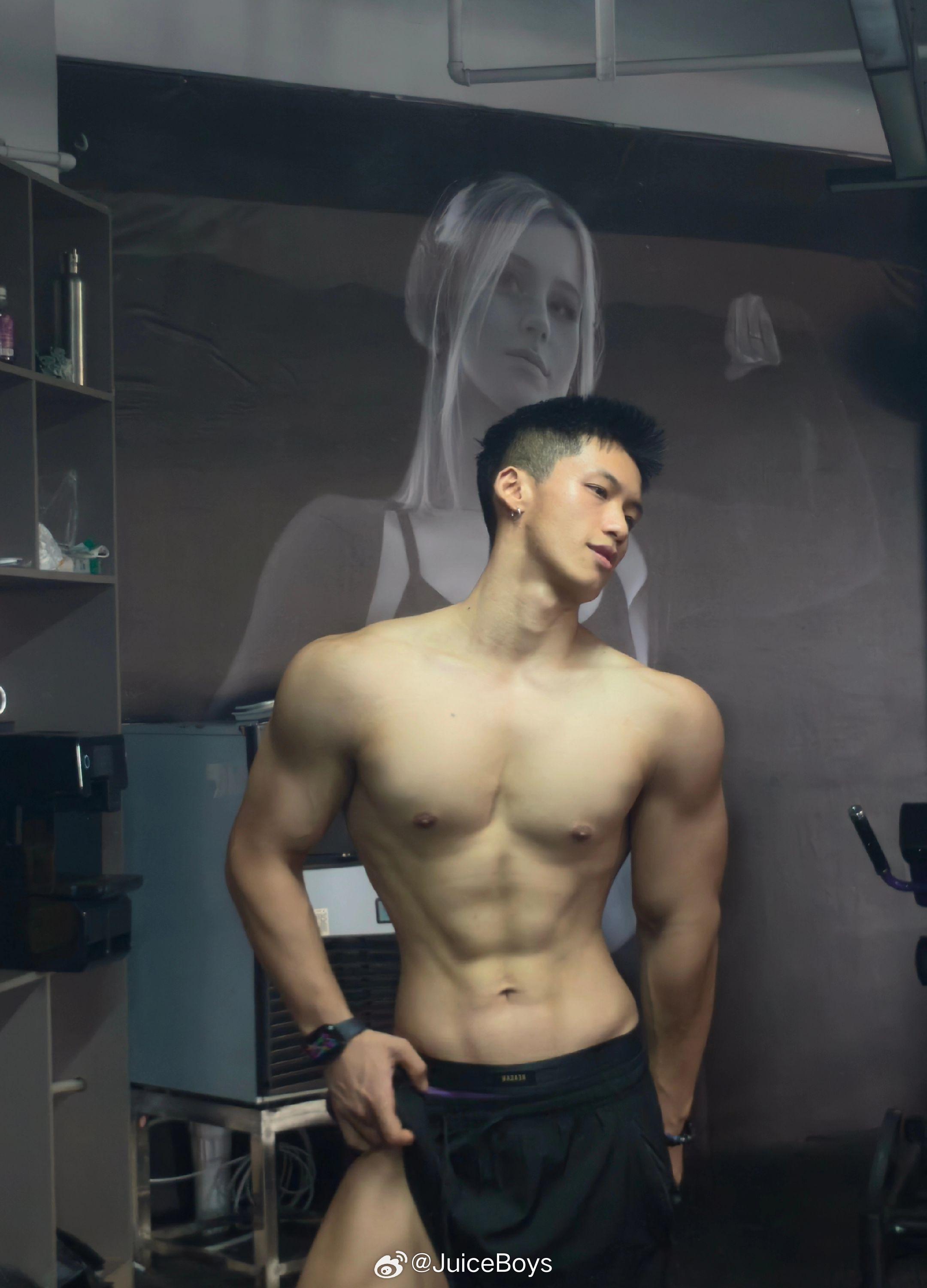 还是紫色更有韵味。 