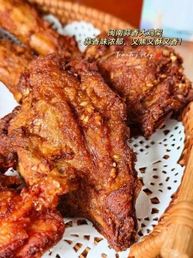 #夏日观赛灵魂拍档# 边看球炫炸鸡可乐，这也太爽了吧！华莱士的冰可乐劲爽好喝，炸