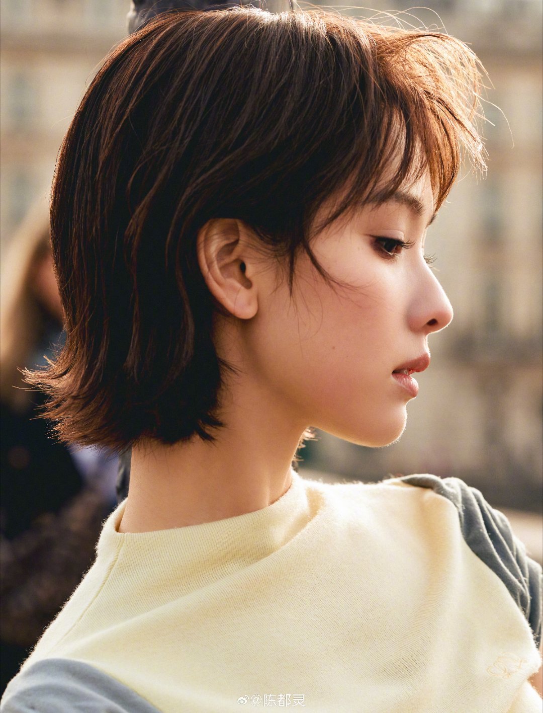 陈都灵 算姐姐没用 钢琴前她是穿白裙的温柔姐姐，弹琴时岁月静好；机场里被粉丝问住