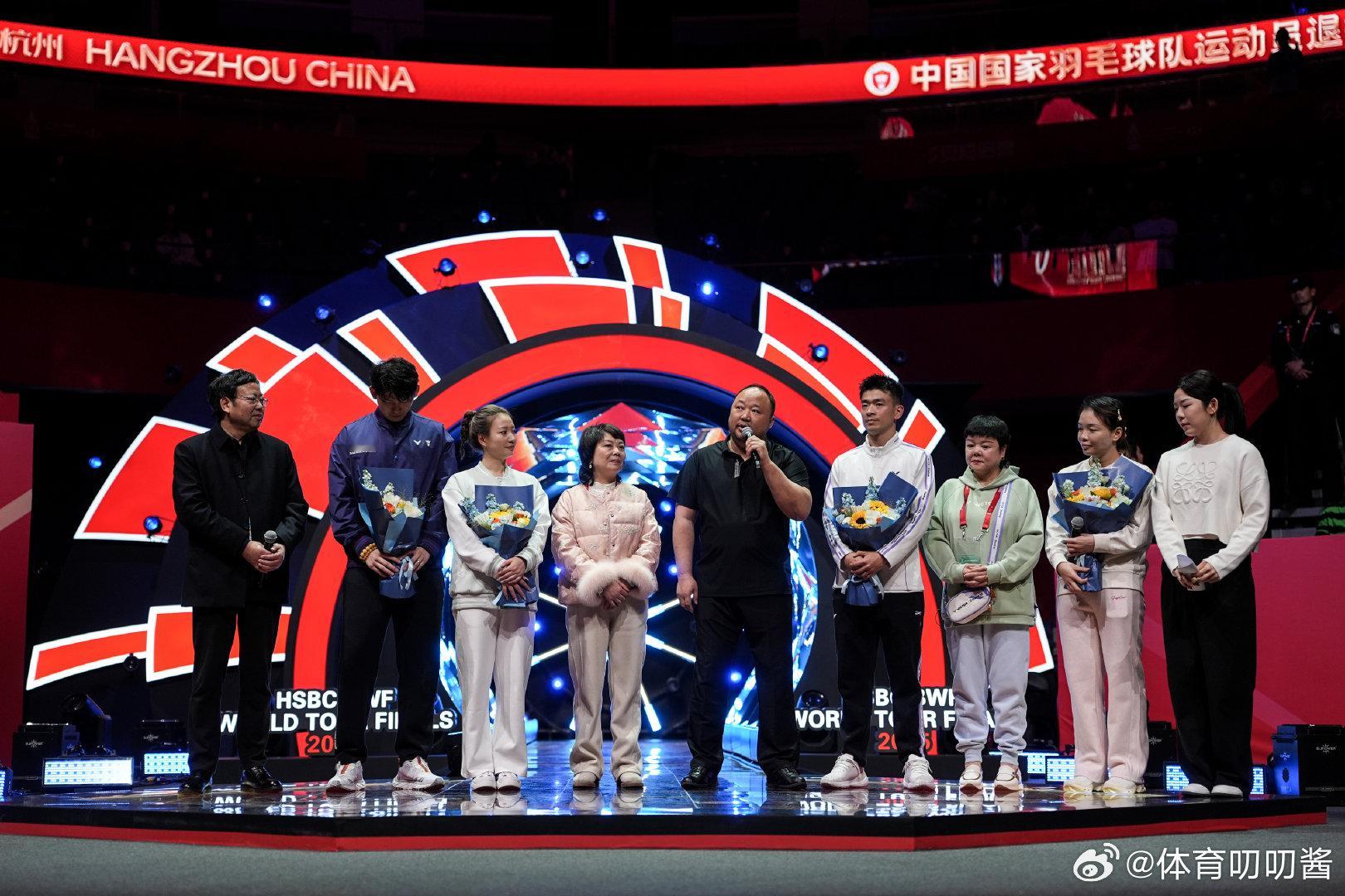 中国羽协昨晚在杭州奥体中心体育馆举行了中国羽毛球队运动员退役仪式，陈清晨、郑思维