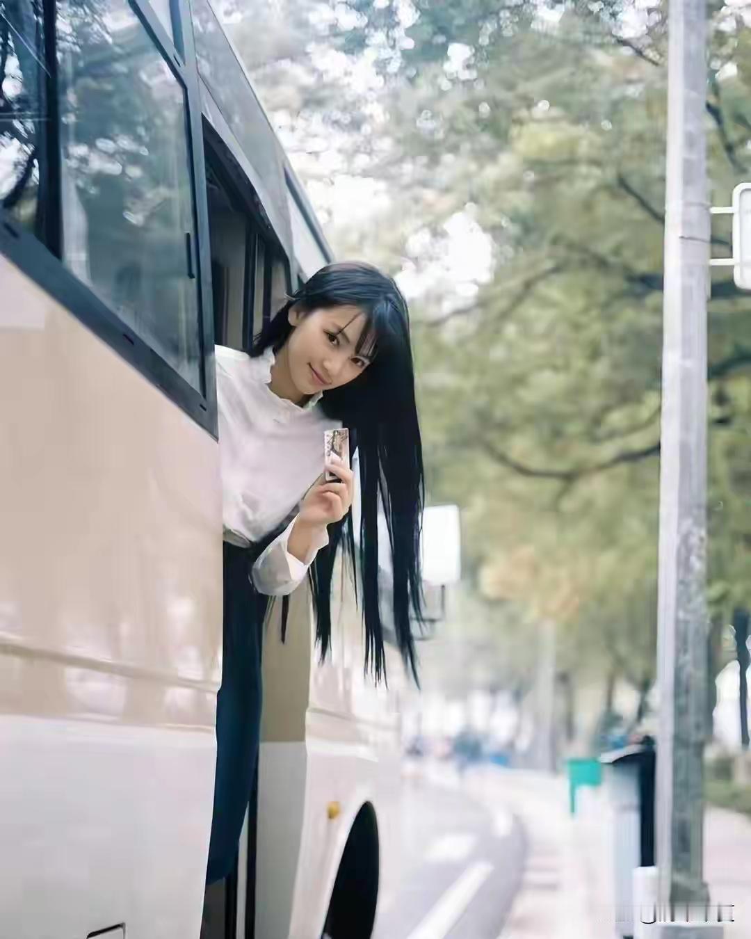 “在公交车上偷拍的美少女”📸💄🚌老了什么是你的底气