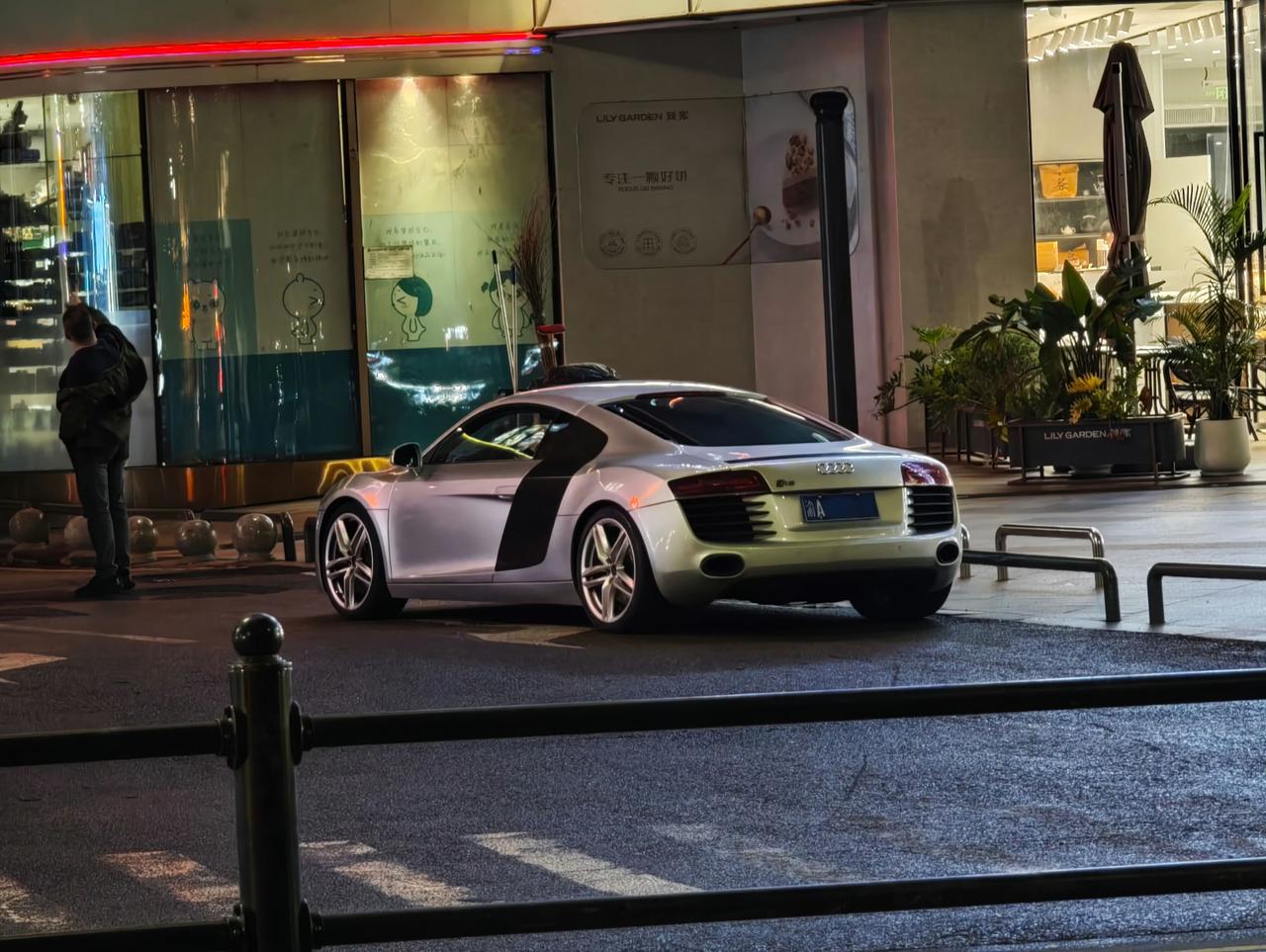 初代奥迪R8真的是经典之作！尽管有点年岁了，但它的魅力丝毫不减。就说那车身比例，