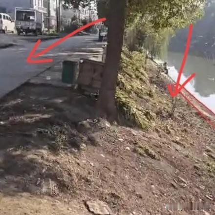 别再责怪这位妈妈了，她真的已经够难了！

家门口又是马路，又是河道，对一个不到三