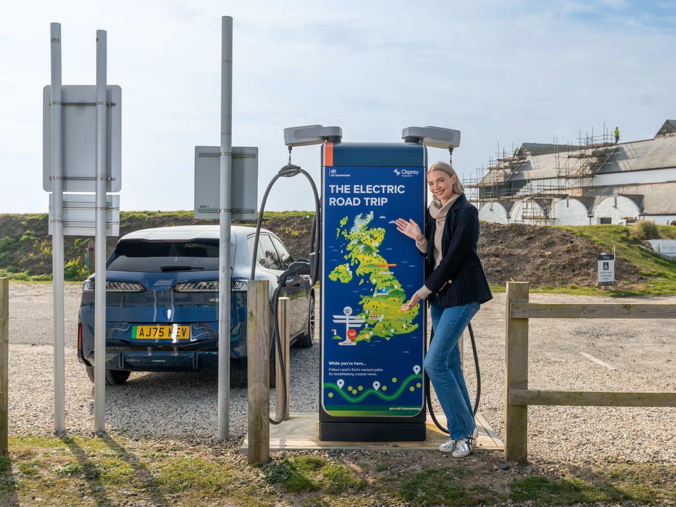 现在英国官方数据显示，公共充电桩已经超过11.6万个，而加油泵大约6万多个，充电