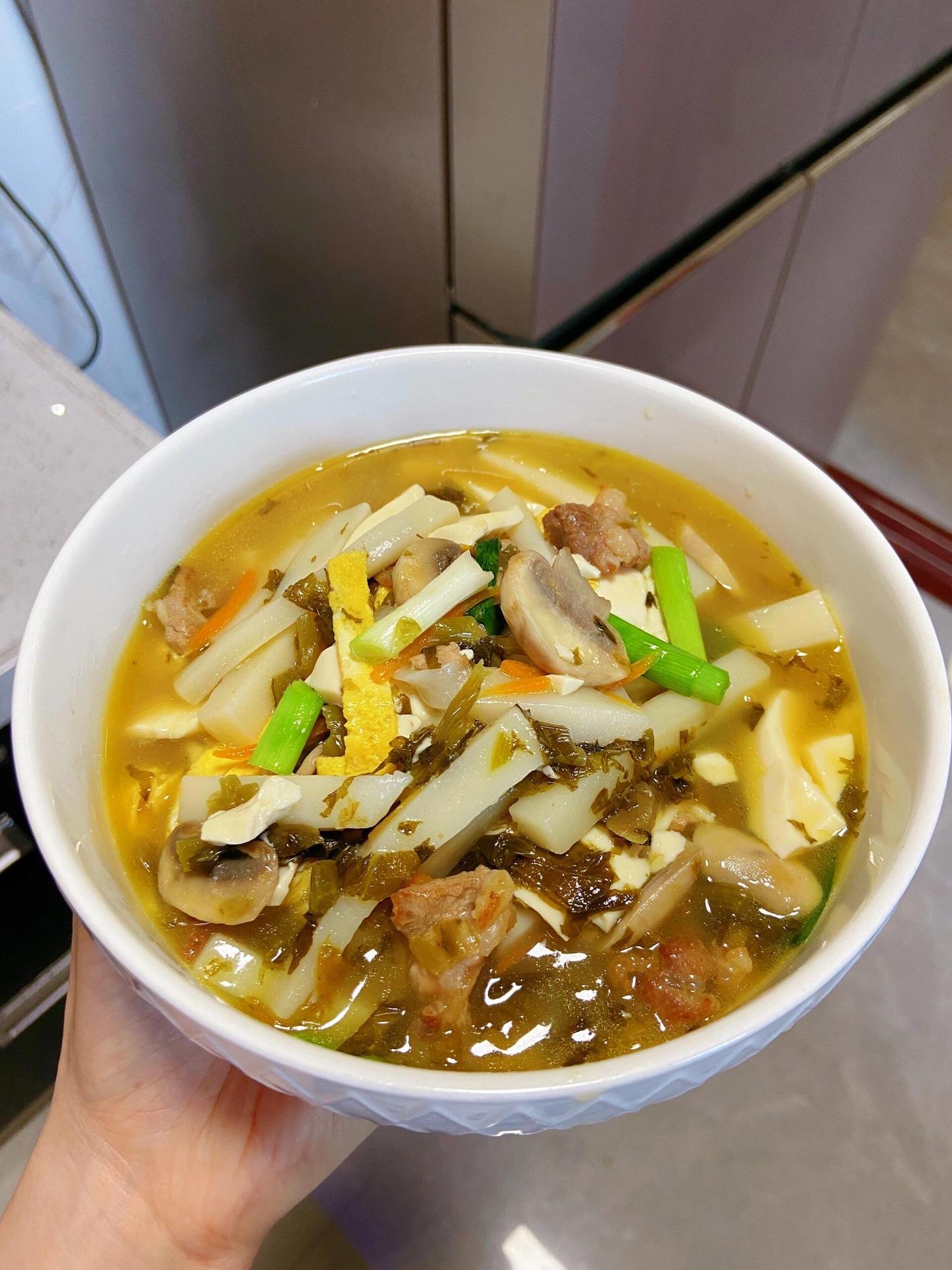 豆腐年糕，这样做好吃又简单。糯叭叭的年糕条，嫩滑的豆腐，米香味夹杂着豆...