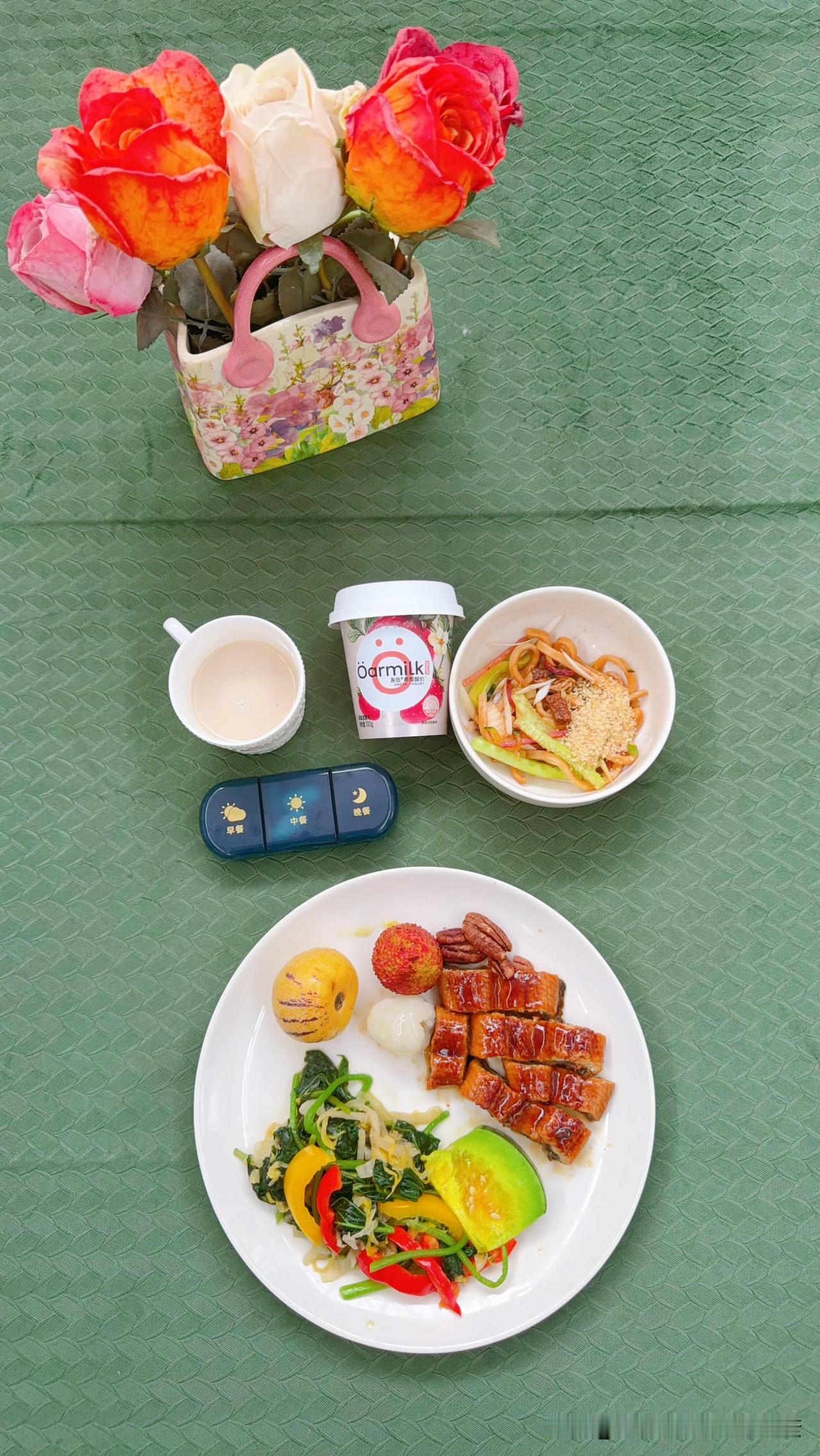 吃漂亮饭，人也漂亮。一人食彩虹餐。小半碗面条加小麦胚芽，补足精制谷物缺乏的膳食纤