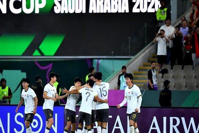 半场65%控球0射正，差点被越南踢回家。
 
上半场看过球的，心都提到嗓子眼。我