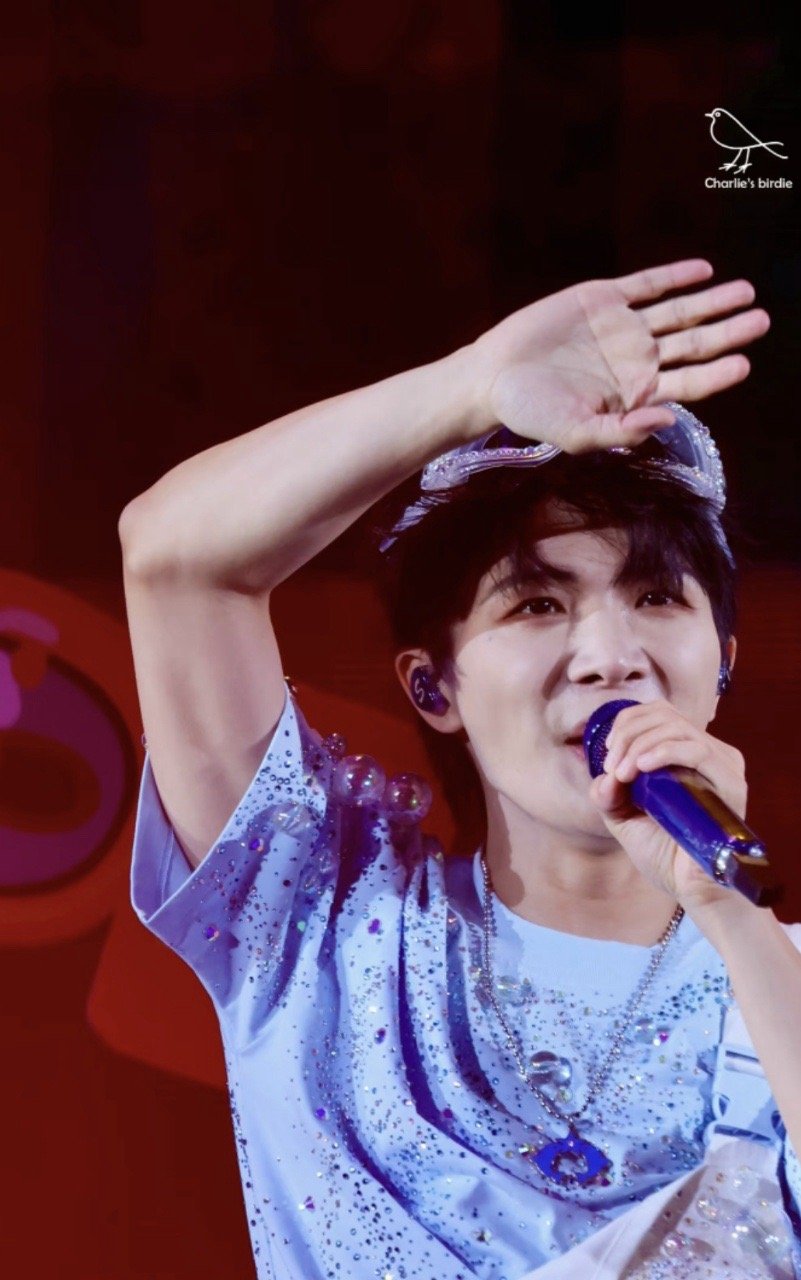 周深肌肉线条 周深新MV里的肌肉线条真的藏不住了！平时看着温柔，一使劲手臂线条超