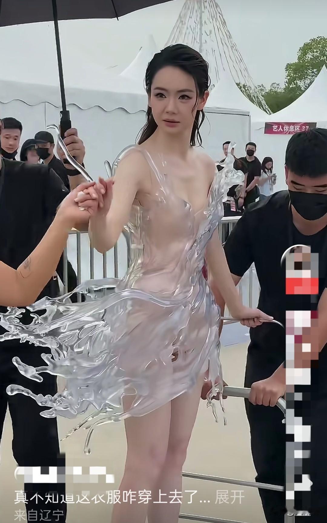 谁能想到，戚薇这条全网刷屏的水花裙，根本不是针线缝出来的！
这是2026时尚芭莎