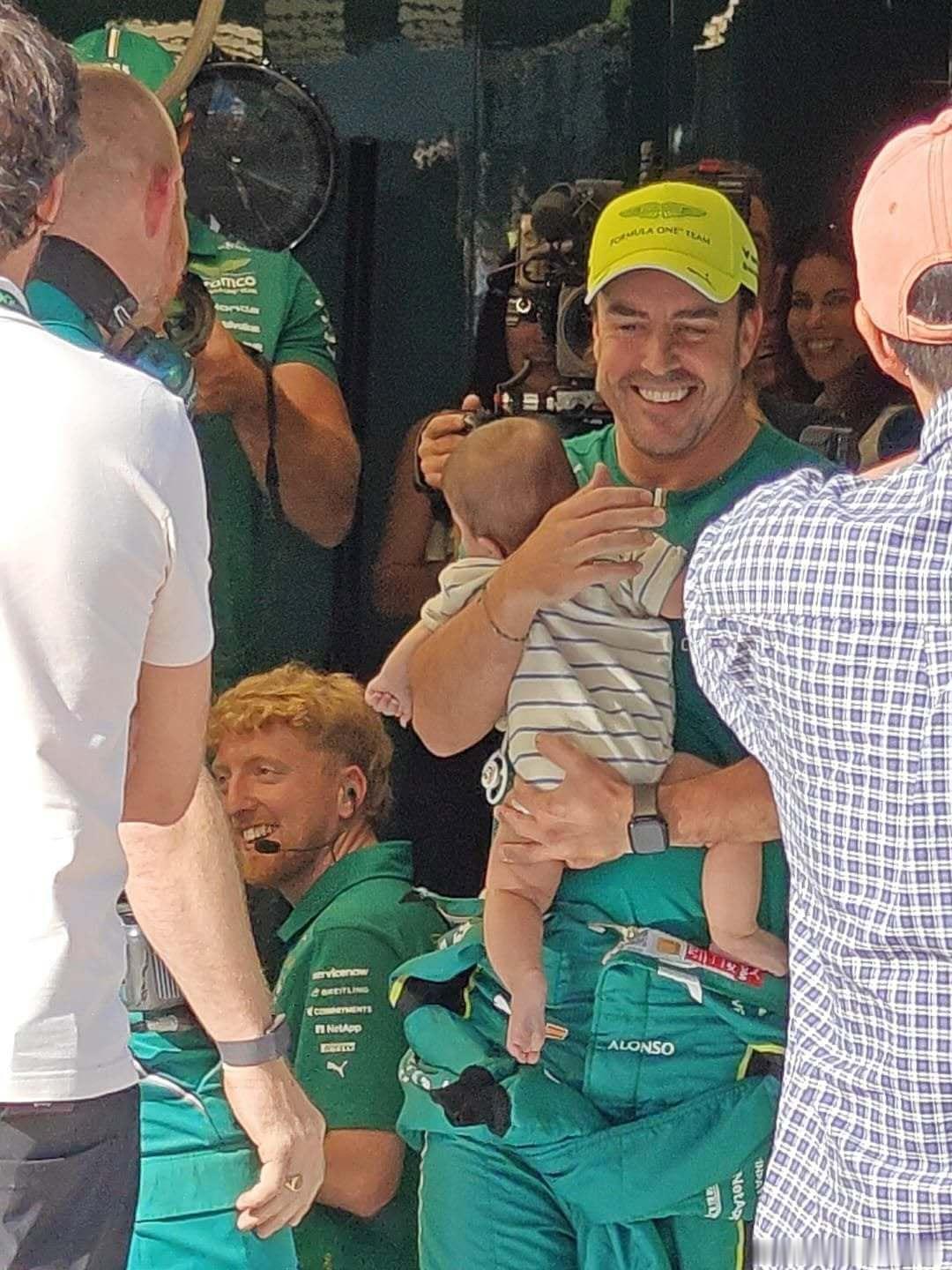 F1 幸福的头哥！期待未来头哥的儿子，与莱科宁的儿子，同场竞技！F1