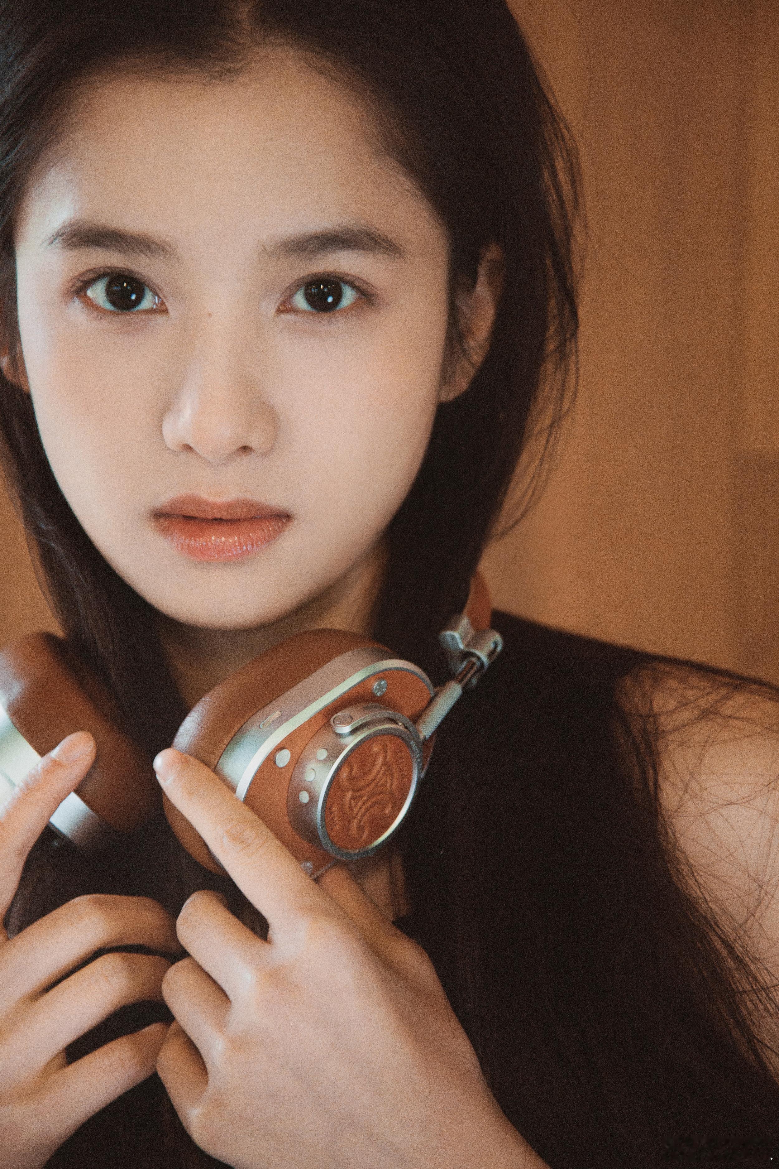 #张婧仪复古胶片感自拍# 张婧仪这一张怼脸图好像早年的小说封面[可怜]#张婧仪怼