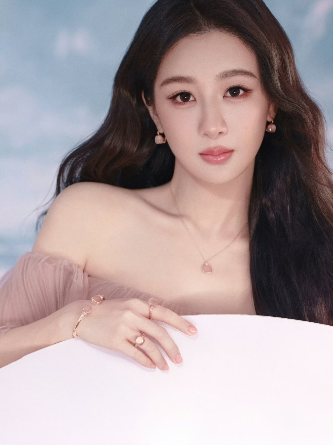 杨紫[超话] “她是我在暗淡无光的日子里唯一的光”​​​