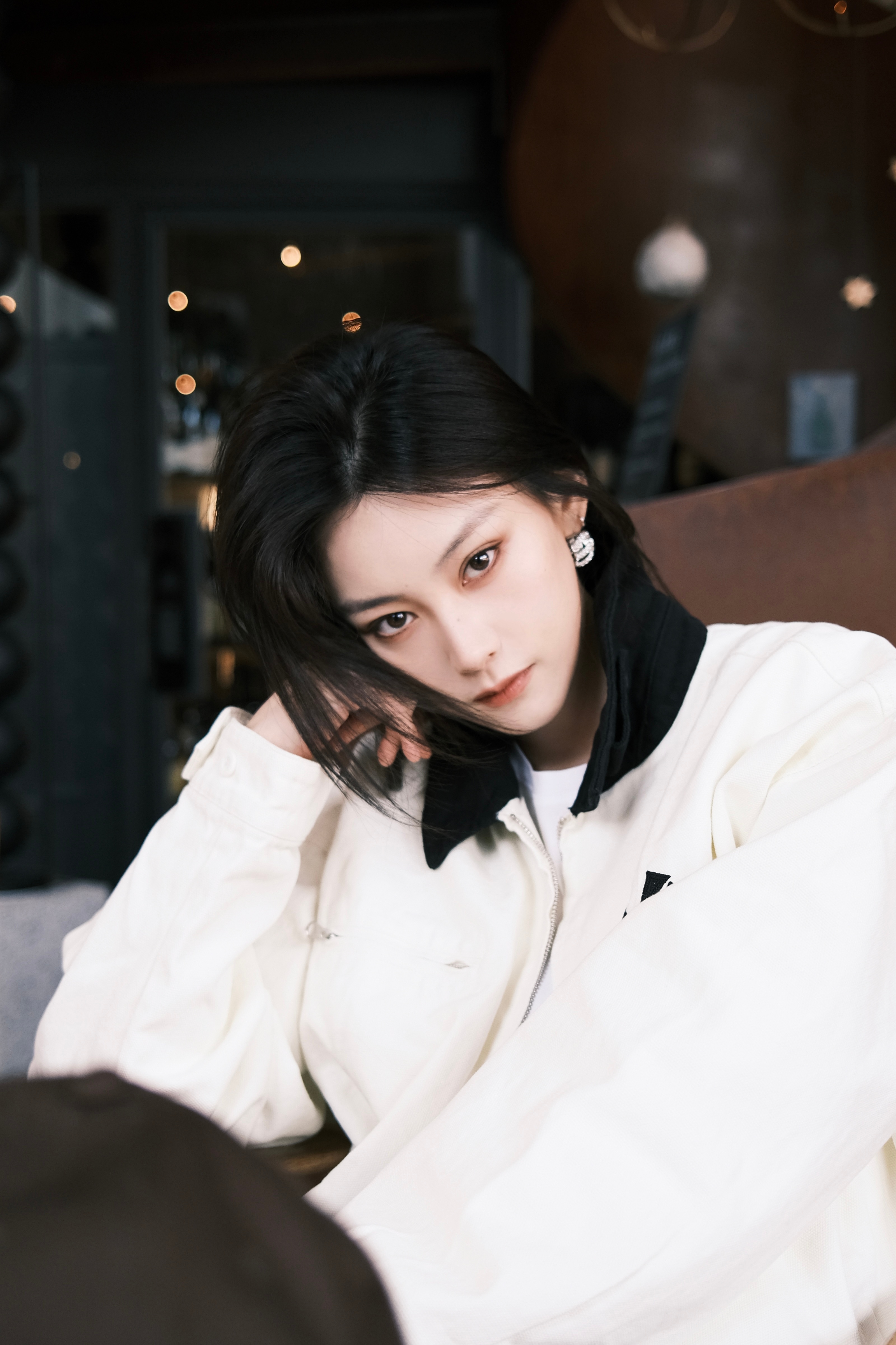 当工作休息间隙工作人员举起相机 ​​​