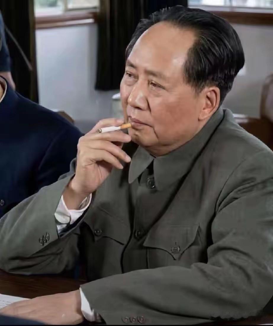 建国后的会议瞬间，毛主席静坐沉思。在研讨国家建设规划时，从容思索发展方略。时刻心
