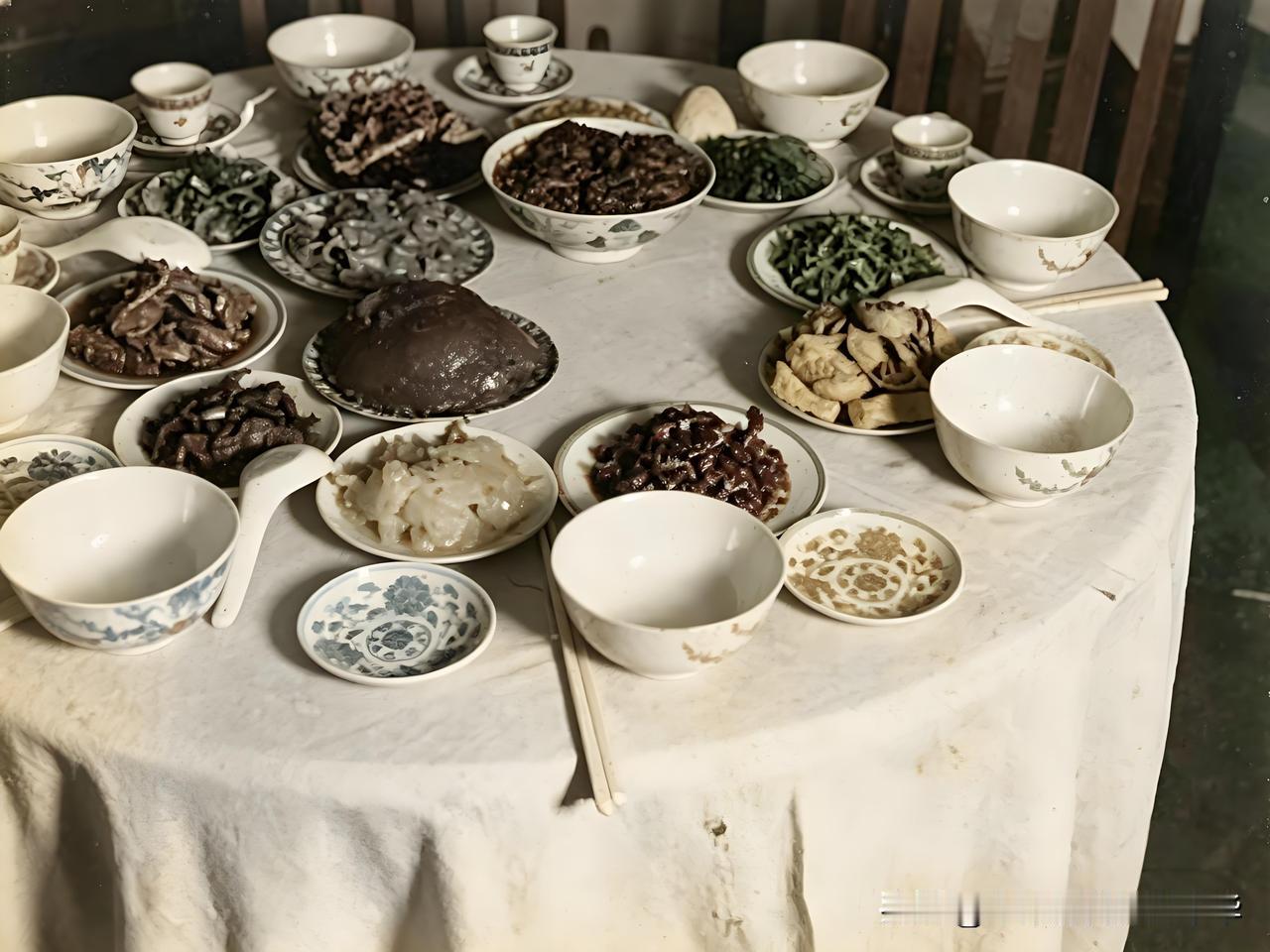 1940年北京。饭店里面的年夜菜。
日本人占领下的北京。1940年的大年三十（除