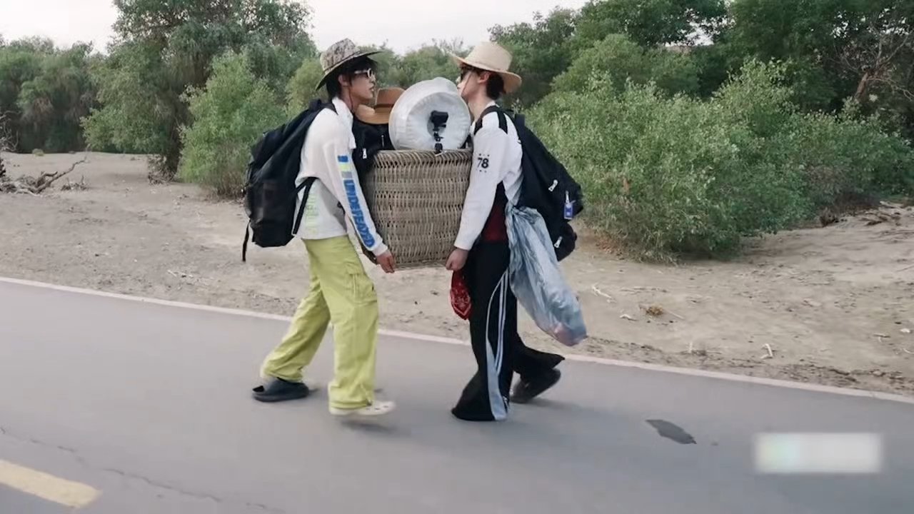 苏新皓把左航鞋踩掉了左航累成右航了我们仍不知道左航经历了什么，在超市还生龙活虎的