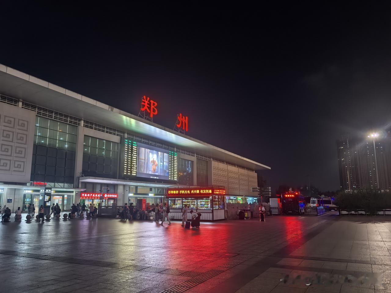 郑州站，随着高铁时代普速的减少，普速列车数量和2019年比少了三分之一，客流也再