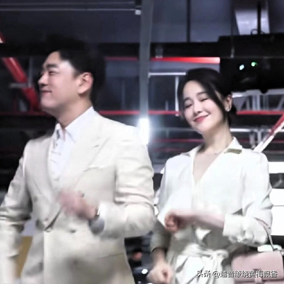 娱乐圈的演员们掀起了一股跳舞热潮，这不，王耀庆和左小青在拍摄间隙也舞动起来了。与