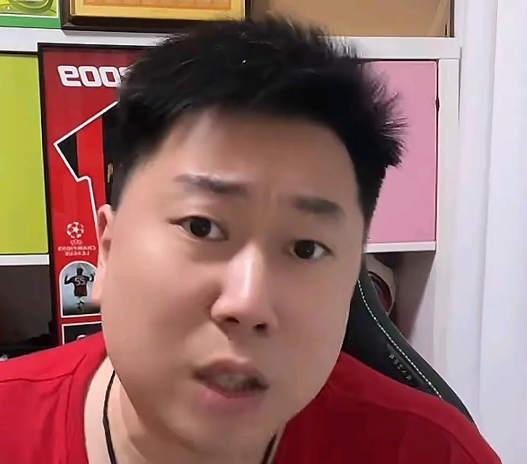 媒体人李宝库爆了一个料。
在直播连线时，李宝库表示，与董路有矛盾的前国脚王晓龙，