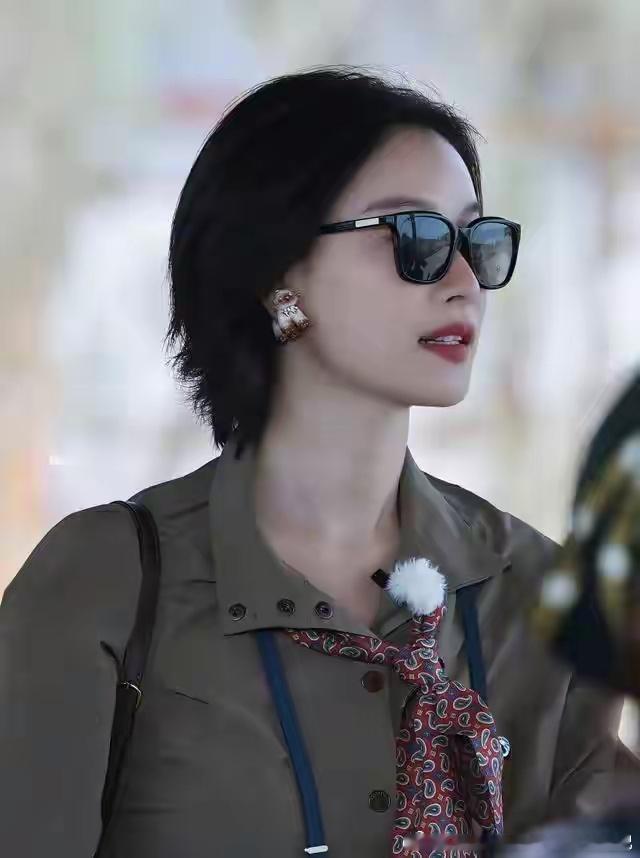 倪妮卸下耀眼明星光环 普通驾校练车 排队暴晒也没半点儿架子 ​​​