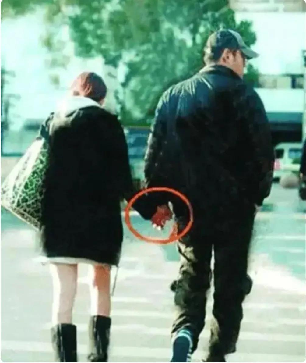 一张照片导致伊能静和庾澄庆婚姻破解！这个男士背影应该就是黄维德吧，他和伊能静因为