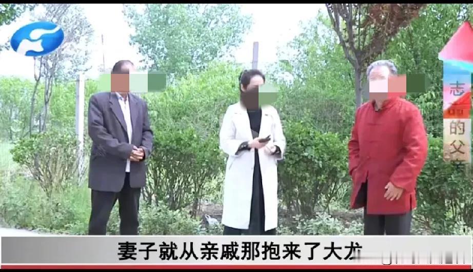 男子把有钱就是爹演绎的淋淋尽致。男子是小时候被他养父母抱养的，来到养父母家也没有