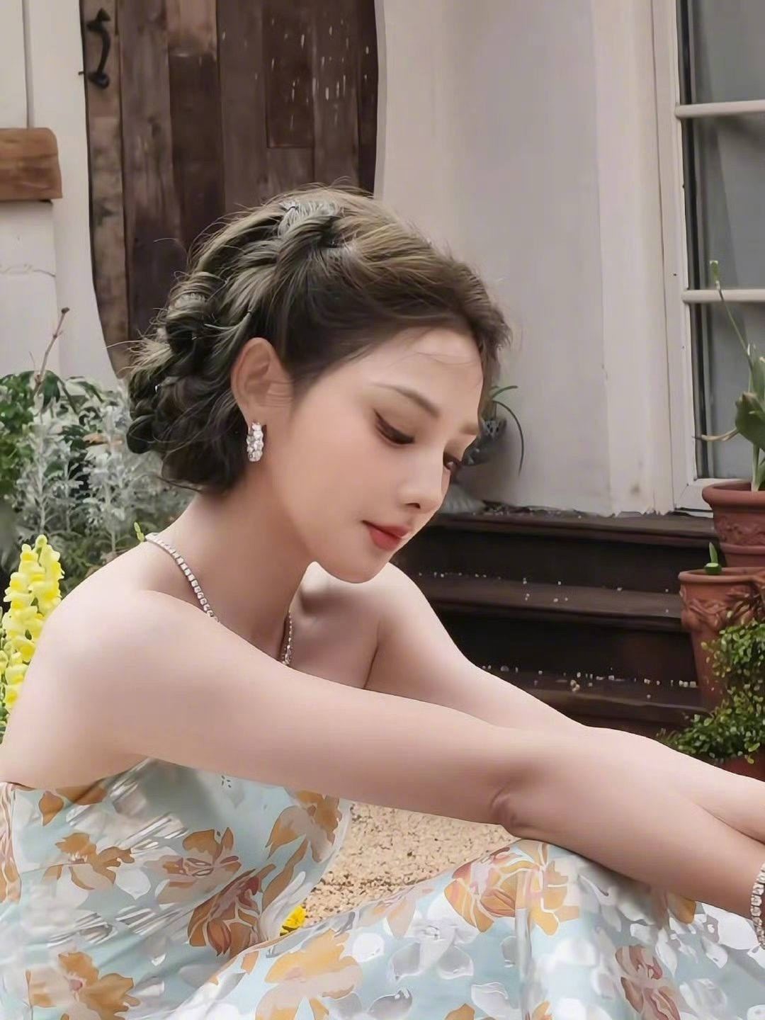 彭小苒真公主彭小苒抹胸蓬蓬裙宛若油画公主，优雅贵气，肩颈线条绝美！ 