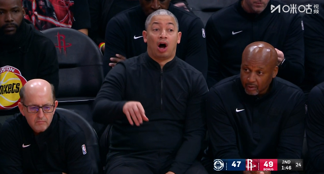 卢指导现在指挥比赛，站都不站起来了吗？今天感觉还有点希望吧新赛季篮不住