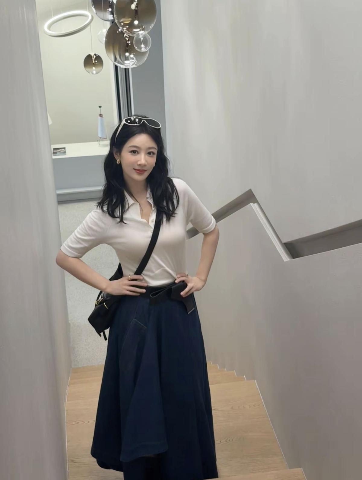 干净简约的室内楼梯间，杨紫一身清爽通勤穿搭，双手叉腰自在随性，基础款穿出独一份的