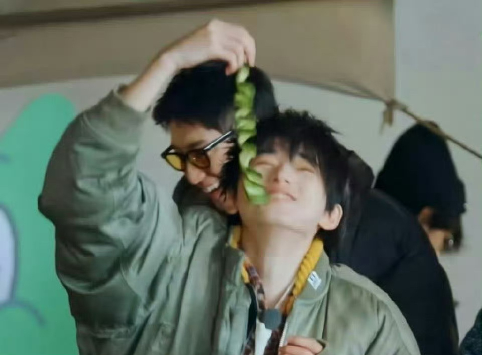 宋亚轩背着所有人干票大的 哈哈哈哈哈小宋就是这样闷声干大事啊！！背着所有人练铁砂