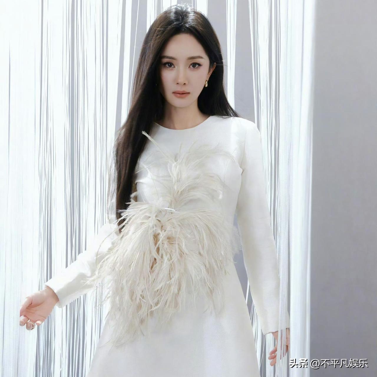 杨幂的黑长直，是不少人心中内娱独一份的白月光。没有花里胡哨的挑染，也没有繁复堆叠