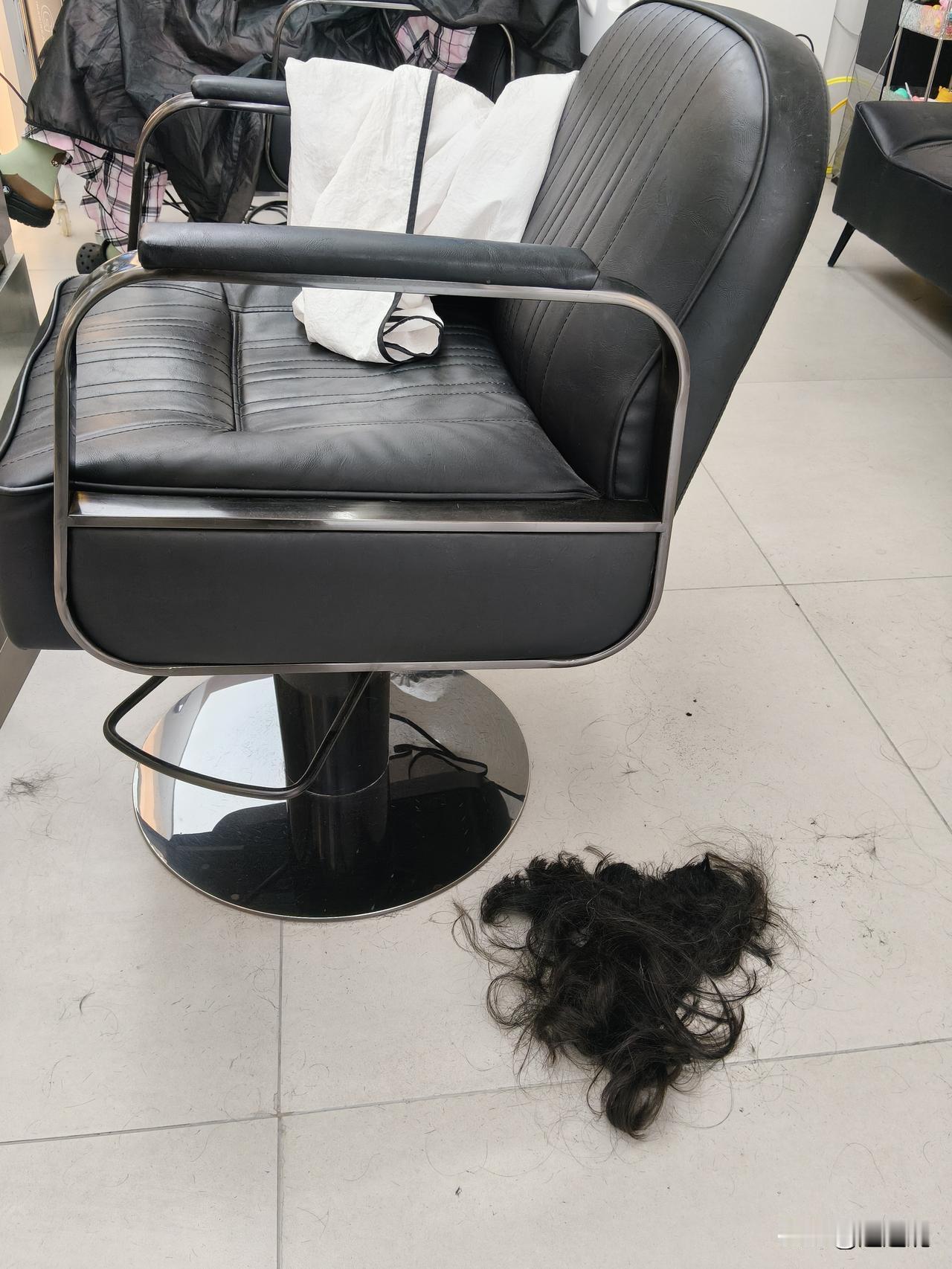 都说因人而异！
反正我的是掉的很厉害！
为这事也没少愁！
没少哭鼻子！
一件很伤