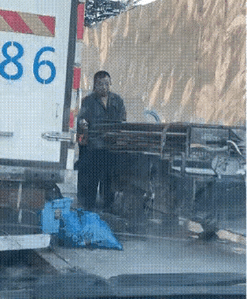 这男的太讲究了，纸箱送废品回收点，他一张张洗的干干净净的送过去，废品点老板不领情