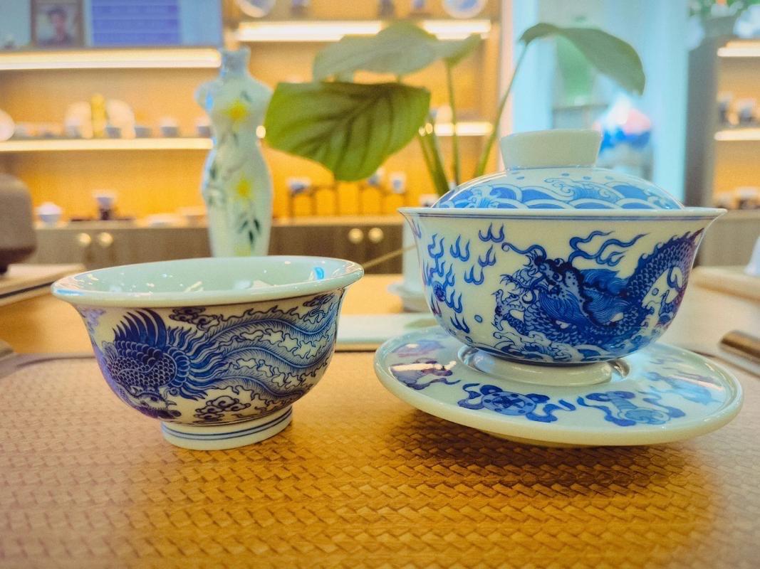 【中吕 · 喜春来】贺景德镇手工陶瓷申遗成功

其一
千年瓷器无穷妙，细琢精雕手
